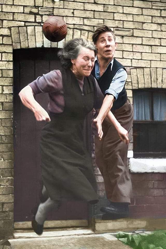 Bobby Charlton playing football with his mam Cissie. What a beautiful scene. ⚽