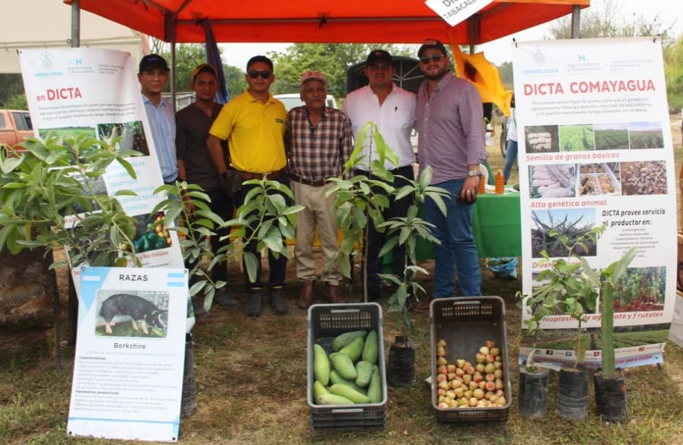 saghonduras's tweet image. En Foro Empresarial de Agromercados:

#SAG y #SAG_PRONADERS, están cumpliendo con la promesa de la presidenta Xiomara Castro,  para garantizar una soberanía alimentaria.

Lee la nota completa aquí: 👇
m.facebook.com/story.php?stor…

#UnidosPorElAgro #VolvimosAlCampo #XiomaraCumple