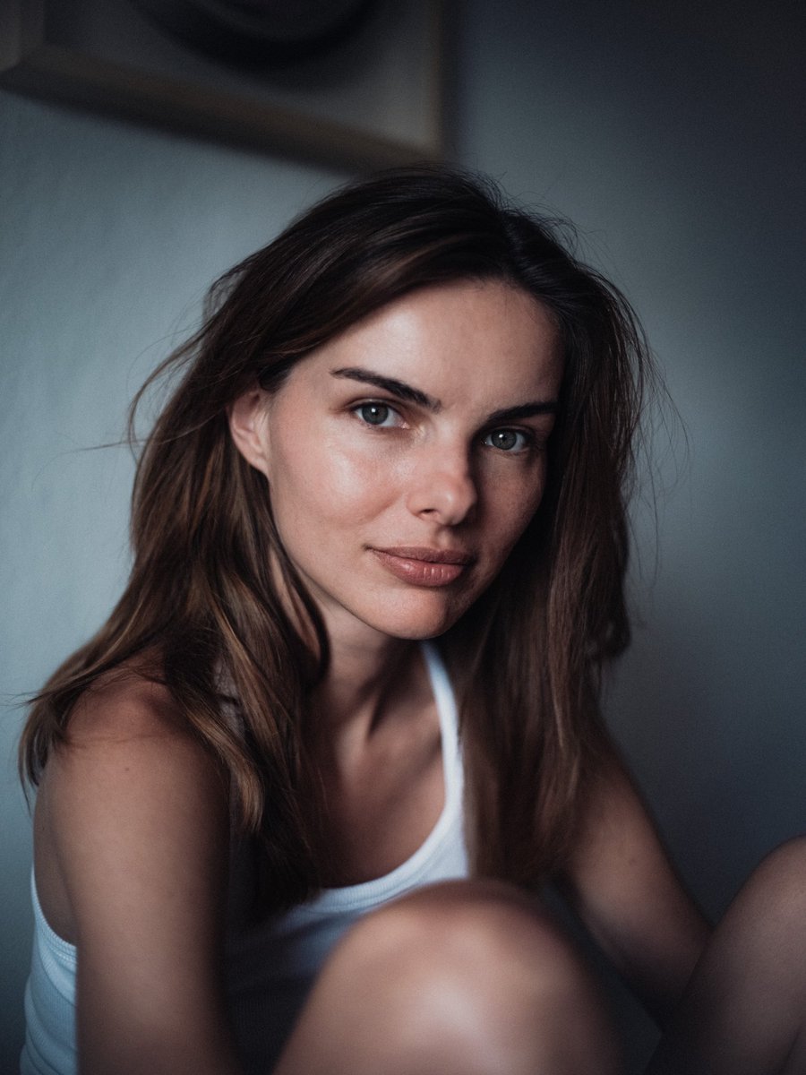 tonizzo_'s tweet image. Sometimes the most striking moments are the unscripted ones, a spontaneous portrait of @wero_izabela 🌒
.
.
.
.
#portrait #portraitphotography #modelpolaroids #lisbon #lisboa #candidportrait