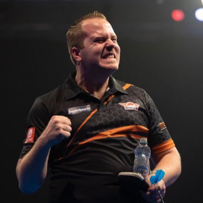 DIRK FALLS OVER THE LINE!!
An injured Dirk van Duijvenbode literally falls over the line as he edges out Dylan Slevin 6-5 in front of a home crowd
#DartsMAD #DDC23