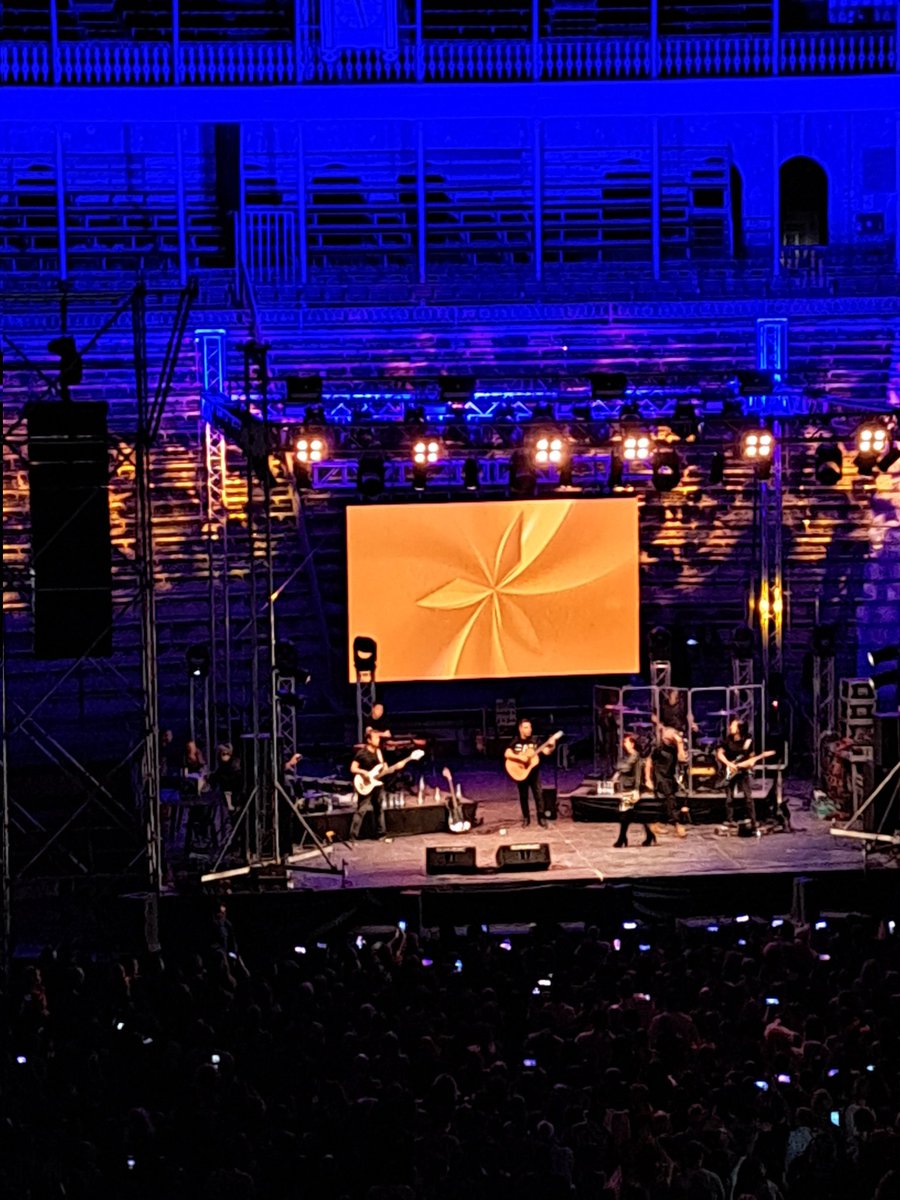 ladyBelier's tweet photo. La vida es aquello que pasa entre concierto y concierto. 💜
@LadyMMaia https://t.co/fPKT5JzHy8