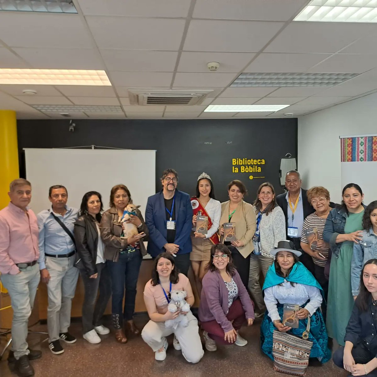 CasaHondurasBCN's tweet photo. Hoy 29 de Abril, 2023. Estuvimos en la #BibliotecaLaBóbila en la Presentación  del libro y de la película #Sumay de la Escritora , Doctora e Investigadora Peruana #ElizabethMariluRodriguezAcevedo. https://t.co/rrZEY3Kvbo