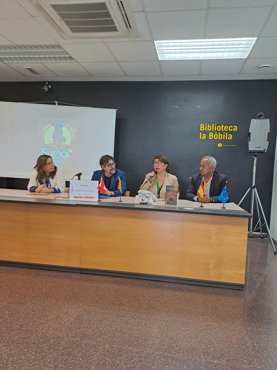 CasaHondurasBCN's tweet photo. Hoy 29 de Abril, 2023. Estuvimos en la #BibliotecaLaBóbila en la Presentación  del libro y de la película #Sumay de la Escritora , Doctora e Investigadora Peruana #ElizabethMariluRodriguezAcevedo. https://t.co/rrZEY3Kvbo