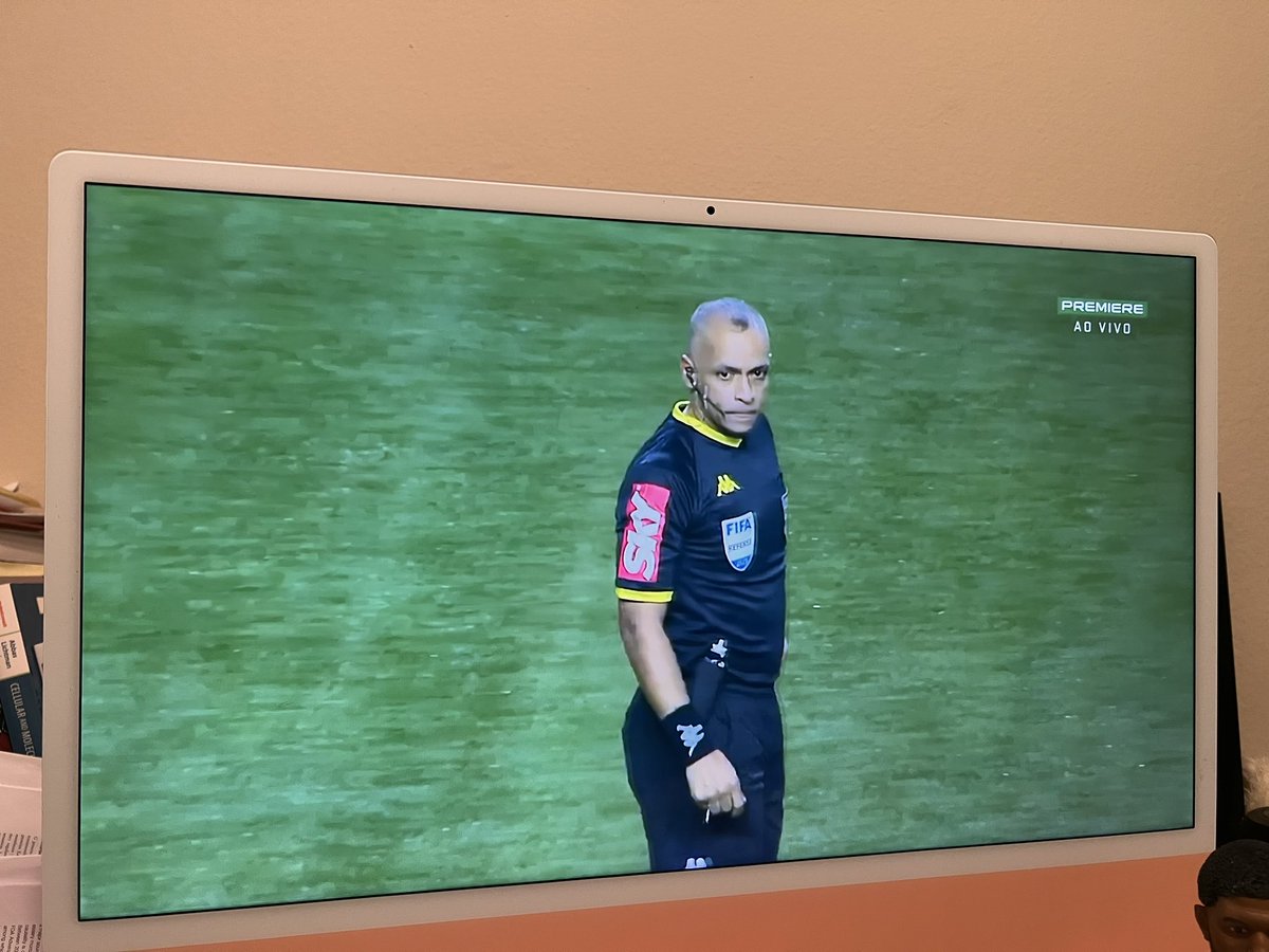 EdManzolli's tweet photo. Qualidade @globoplay plataforma que eu PAGO (foto 1) x qualidade futemax, pirata (foto 2). Isso pq eu tenho que assistir no computador pq na smart não para de travar. Tá foda querer ser assinante. 😨 https://t.co/oI54lZgf2y