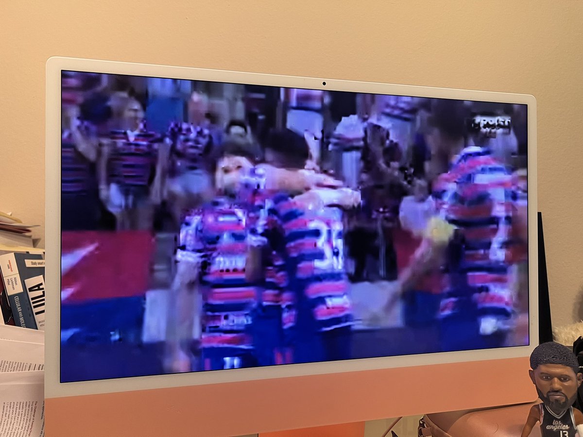 EdManzolli's tweet photo. Qualidade @globoplay plataforma que eu PAGO (foto 1) x qualidade futemax, pirata (foto 2). Isso pq eu tenho que assistir no computador pq na smart não para de travar. Tá foda querer ser assinante. 😨 https://t.co/oI54lZgf2y