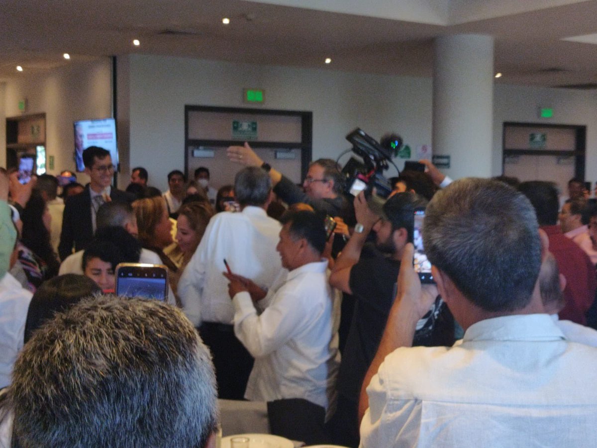 revistaliderver's tweet photo. Así llega Marcelo Ebrard, (@m_ebrard )Secretario de Relaciones Exteriores al Encuentro con empresarios y liderazgos de Veracruz, lo acompaña Enrique Nachón, secretario de Desarrollo Económico de Veracruz en representación del gobernador Cuitlahuac García (@CuitlahuacGJ) https://t.co/qjLW2B6hr5
