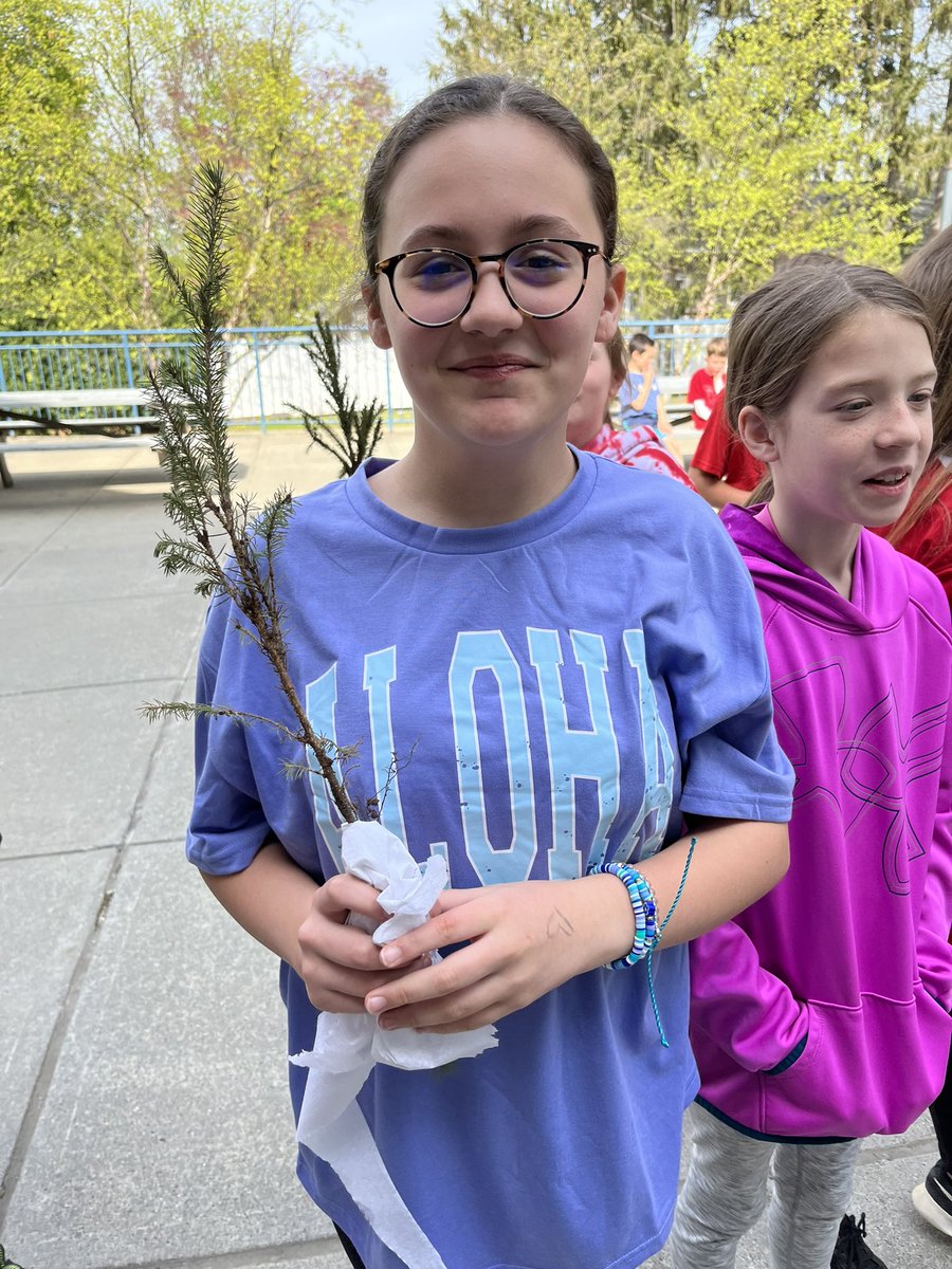 rmaier77's tweet photo. Thank you to our anonymous donor that provided a tree to every @CastletonES student @SchodackCSD https://t.co/0SOzqn8T2v