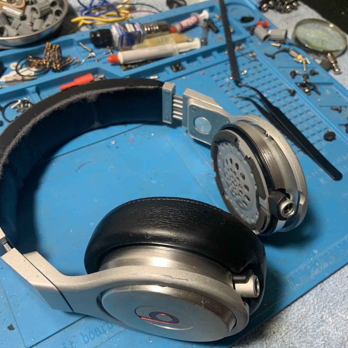 cocohankerson's tweet photo. 🗣Working on replacing the headband on these @beatsbydre headphones for a DJ.
👉🏾If you plan on replacing yours just an fyi soldering skills required.
🗣Will update once I get the parts & new band installed.
#AudioGearRepair #HeadphoneRepair #AudioGearGeek https://t.co/JJRblXRdq1