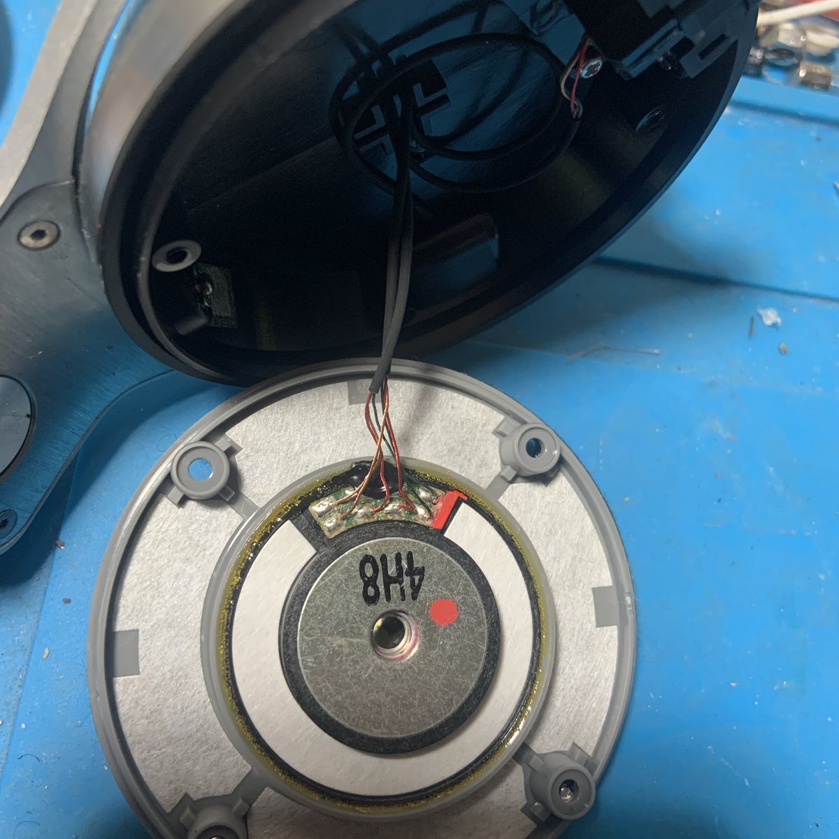 cocohankerson's tweet photo. 🗣Working on replacing the headband on these @beatsbydre headphones for a DJ.
👉🏾If you plan on replacing yours just an fyi soldering skills required.
🗣Will update once I get the parts & new band installed.
#AudioGearRepair #HeadphoneRepair #AudioGearGeek https://t.co/JJRblXRdq1