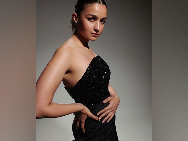 Pradeepp_Tiwari's tweet photo. Alia Bhatt preps for her Met Gala debut with this special companion.
@aliaa08 #AliaBhatt #Bollywood #Filmygyan #Crics #FantaAmici #MaskedSinger #RohitSharma𓃵 https://t.co/gUWuhaXhfc