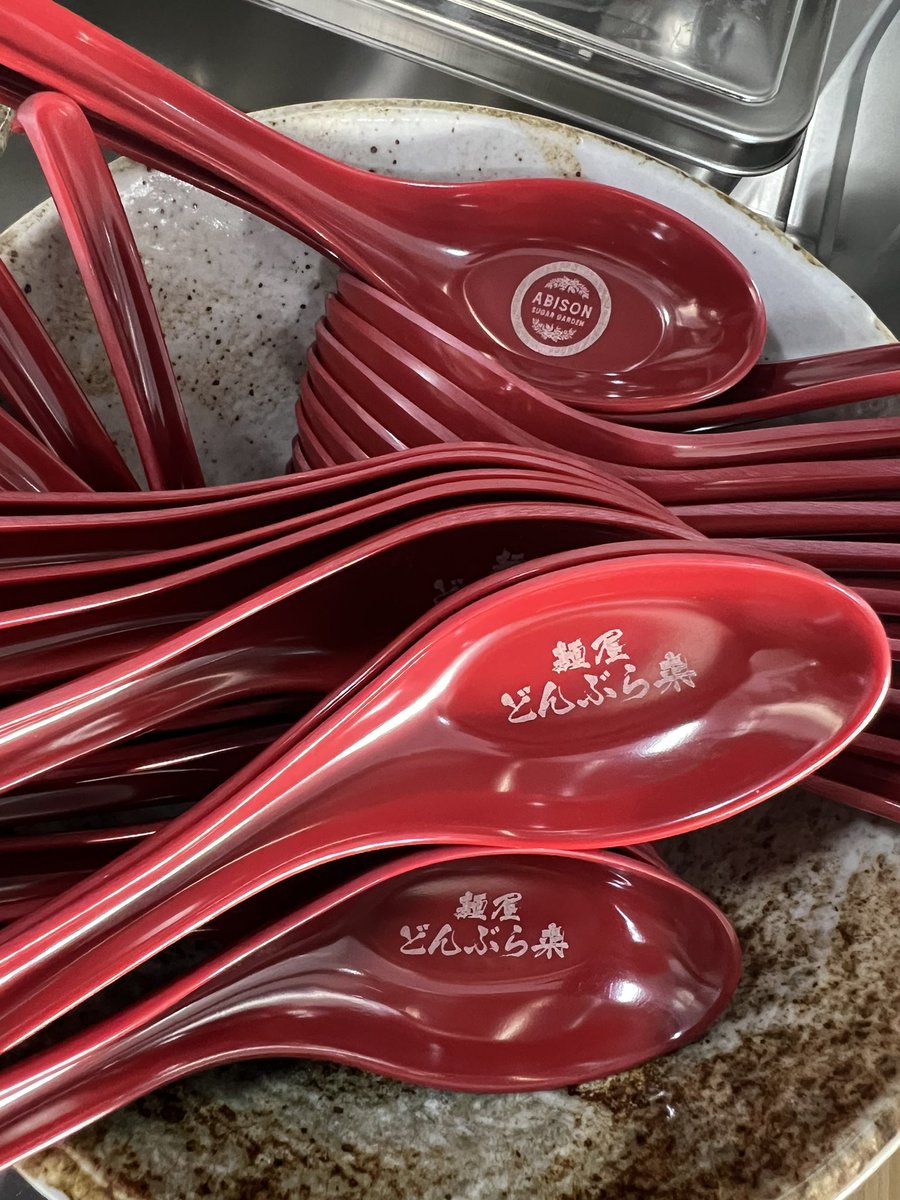 donburako_ramen's tweet photo. 本日4/30(日)柏店での営業最終日‼️

みなさん大変お世話になりました🙇‍♂️

本日ご来店のフォロワー様は店員にフォロー画面をご提示ください🙇‍♂️

素敵なプレゼントをお渡し致します🎁
※無くなり次第終了となります🙇‍♂️

本日もたくさんのご来店お待ちしております🙇‍♂️ https://t.co/g2YvzIZmpi