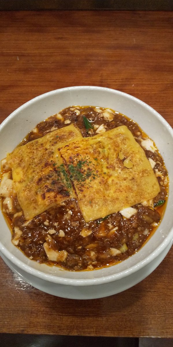 rousokuya105's tweet photo. パクチーは消化機能を促進させデトックス効果を高めてくれます。アロマにも用いられていて美肌に役立つ強い味方です。グリルしたチェダーは薫り豊かに麻婆とコラボして一人立ちしています。そんな2丼が新たにラインナップしました。宜しくお願い致します。#銀座ラーメン #パクチー  #チーズ #ラーメン https://t.co/DYra7G84VD