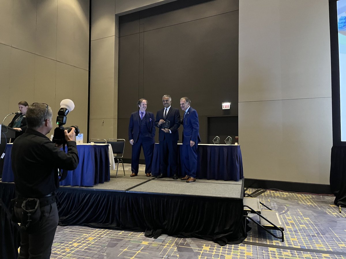 JuanDeslogesMD's tweet photo. Congratulations to Dr. Monga on his Distinguished Mentor Award! ⁦@endourologyucsd⁩ ⁦@UCSD_Urology⁩ ⁦@UrologyCareFdn⁩ #AUA23 https://t.co/YYr4U2u3ZC