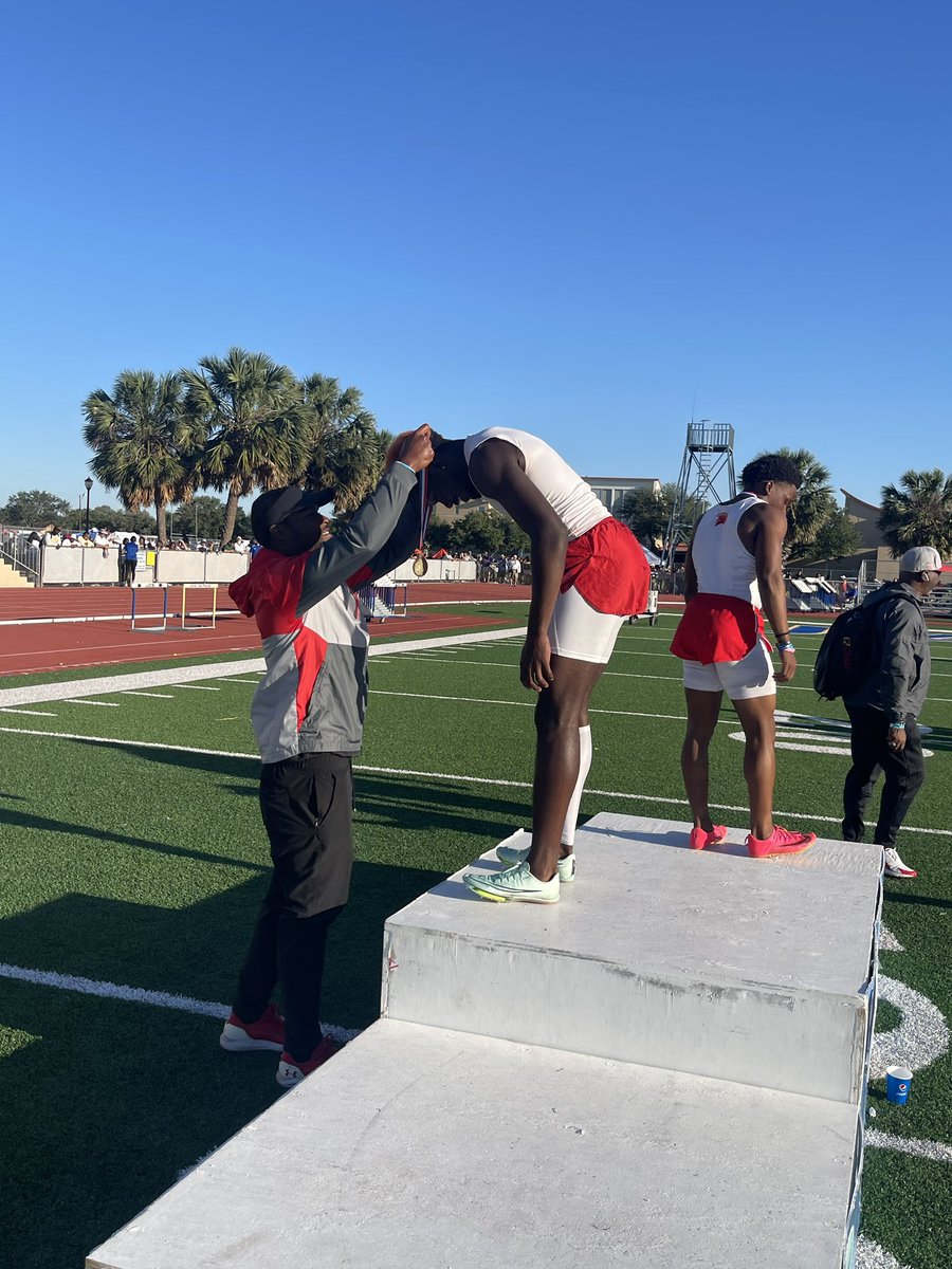 Congratulations to Xavier Butler on being crown the 4A Region 4 champion in the 100M &amp; 200M and punching his ticket to the state track meet. 🥇🥇
🔴🔵⚓️⚓️⚓️⚓️🔵🔴 #AnchorDown