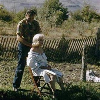 Clubpassionmar2's tweet photo. #Marilyn #MarilynMonroe #clubpassionmarilyn #themisfits #lesdesaxes #ralphroberts #masseur #ami #friend https://t.co/icbOWsUkcY