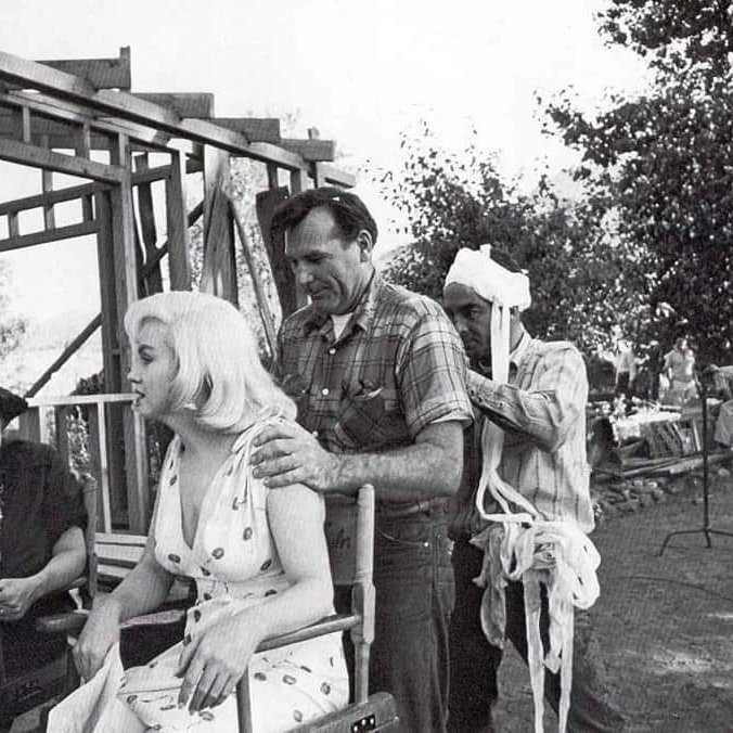 Clubpassionmar2's tweet photo. #Marilyn #MarilynMonroe #clubpassionmarilyn #themisfits #lesdesaxes #ralphroberts #masseur #ami #friend https://t.co/icbOWsUkcY