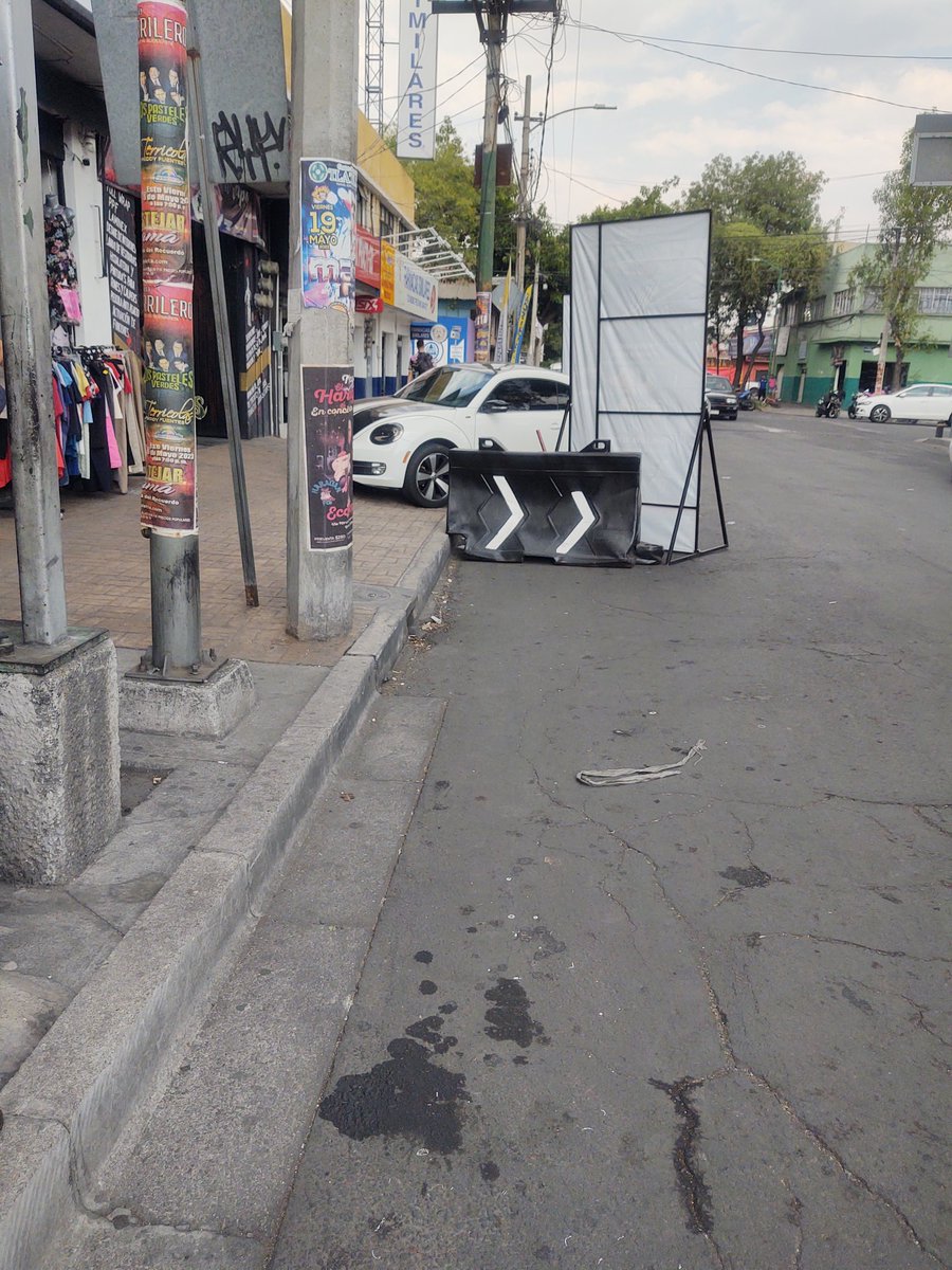 AldonaRick's tweet photo. @UCS_GCDMX en Hortelanos casi esquina con Av. Eduardo Molina en la Venustiano Carranza los peatones tenemos que bajar la banqueta para esquivar vehículo, al hacerlo nos exponemos ya que es imposible ver si estamos en riesgo. Espero que puedan apoyar para que retiren esos objetos. https://t.co/TatPP18rDa