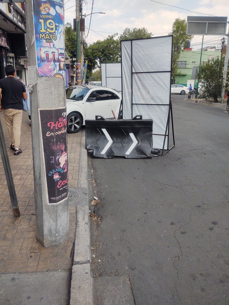 AldonaRick's tweet photo. @UCS_GCDMX en Hortelanos casi esquina con Av. Eduardo Molina en la Venustiano Carranza los peatones tenemos que bajar la banqueta para esquivar vehículo, al hacerlo nos exponemos ya que es imposible ver si estamos en riesgo. Espero que puedan apoyar para que retiren esos objetos. https://t.co/TatPP18rDa