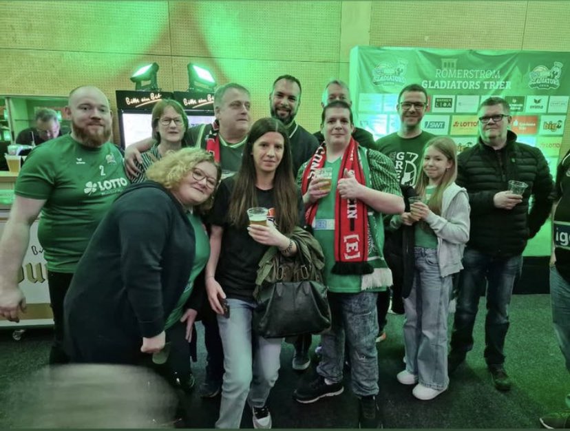 HerrRoth80's tweet photo. Liebe Freunde aus Trier ! Es war mir einmal mehr eine Freude mit Euch zu feiern ! Ich freue mich schon auf‘s Wiedersehen, wenn in der neuen Saison Eure Trierer wieder auf die @nue_falcons treffen ! #meineliebemeinverein #norisblockers #nuernbergfalcons #nbc #nuernberg #proa https://t.co/1PdmLpHnWR
