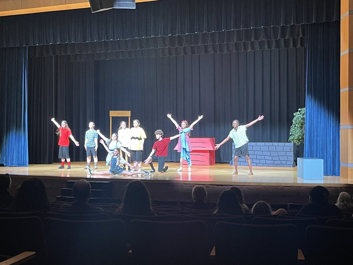 MMHS_789's tweet photo. Absolutely wonderful performance by the #Mashpee BFTC! There are two more opportunities to see this musical- tonight at 7:00 and tomorrow at 2:00.  Don’t miss it! https://t.co/Y0H3IOLmX4