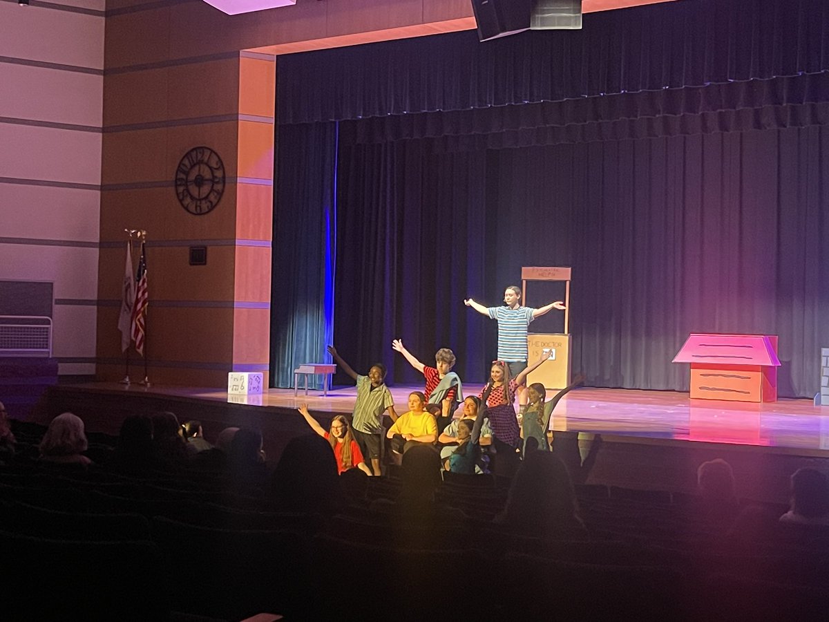 MMHS_789's tweet photo. Absolutely wonderful performance by the #Mashpee BFTC! There are two more opportunities to see this musical- tonight at 7:00 and tomorrow at 2:00.  Don’t miss it! https://t.co/Y0H3IOLmX4