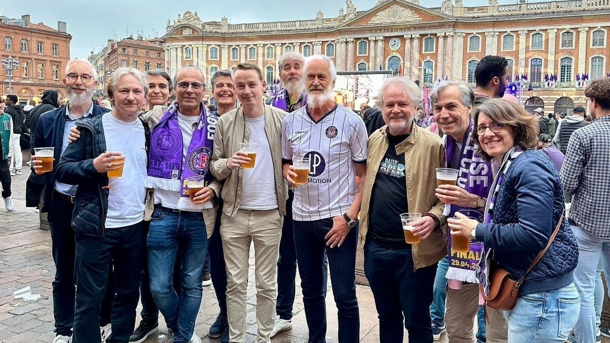 MaxiBernard_'s tweet image. Petit verre avant match avec Ambroise Mejean et les @JeunesMacron.

Pas de #sifflets , pas de #CartonRougePourMacron. 
Bravo les jeunes.

#MajoriteSilencieuseRepublicaine