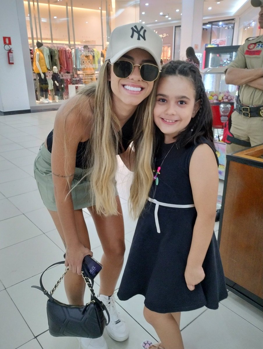 raiz_inho's tweet photo. Encontrar a Key em um sábado aleatório sem querer... eh mtaaaaa sorte.... Obrigada @keyalvesoficial minha filha eh apaixonada por vc !!!!! https://t.co/eSC1Rd6PI7