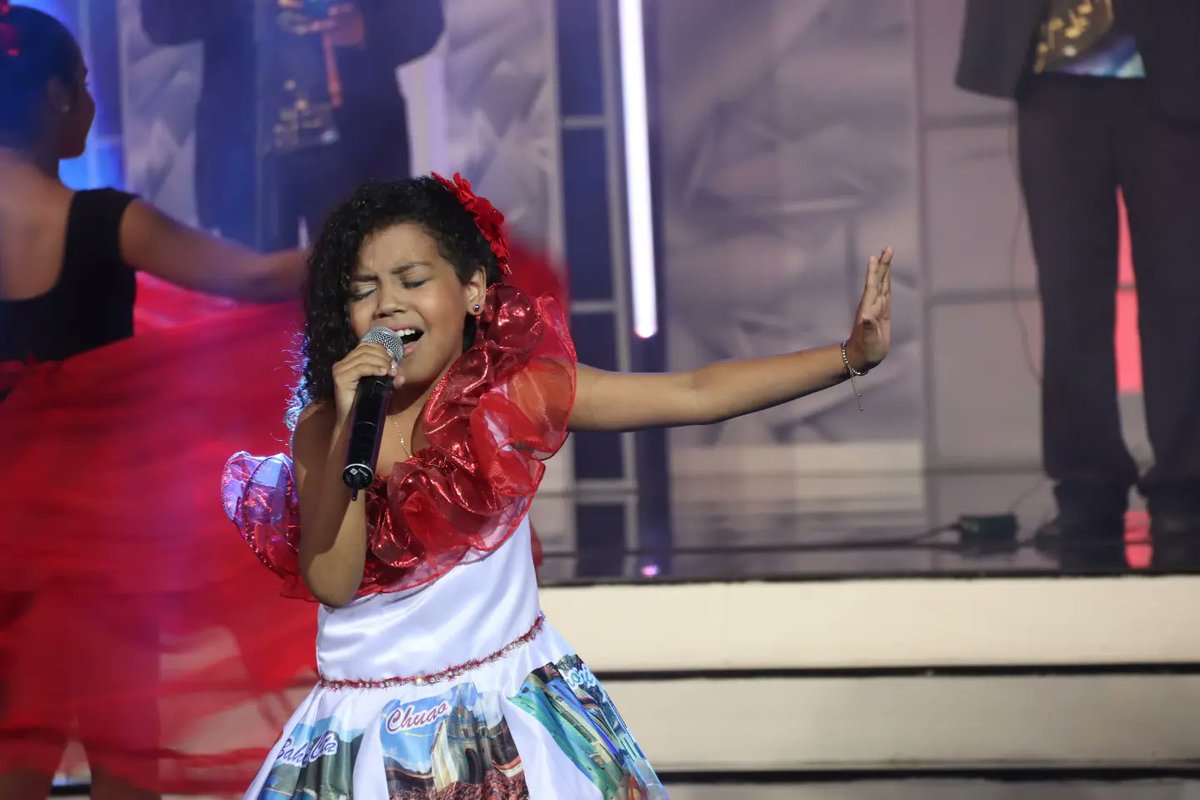 sssvenevision's tweet photo. Aquí en #SúperSábadoSensacional ✨ nos encanta poder compartir en compañía de artistas jóvenes, por eso hoy nos visita la cantante #Ainoha quien nos hizo disfrutar de su música llanera. ¿Te gustó su presentación 🤩? Coméntanos 👇🏼 #Venevision #SábadoImbatible https://t.co/07Bz8Awpxy
