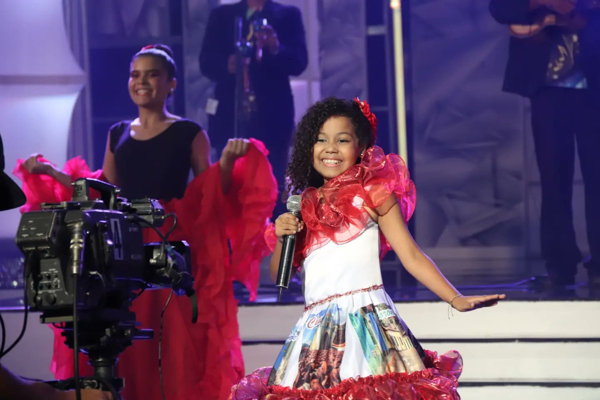 sssvenevision's tweet photo. Aquí en #SúperSábadoSensacional ✨ nos encanta poder compartir en compañía de artistas jóvenes, por eso hoy nos visita la cantante #Ainoha quien nos hizo disfrutar de su música llanera. ¿Te gustó su presentación 🤩? Coméntanos 👇🏼 #Venevision #SábadoImbatible https://t.co/07Bz8Awpxy