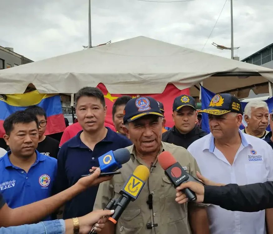 Class987FM's tweet photo. #Cojedes|| 

Este sábado la Federación Juventud Chino – venezolana en el estado Cojedes, presidida por Marco Hung, se solidarizaron con los afectados por las lluvias, con el inicio de una campaña de recolección de alimentos.

Al respecto, el gobernador Alberto Galíndez se mostró muy agradecido con el apoyo y colaboración de la comunidad china e indicó que al frente del Centro de Acopio del Chino Cantón, van a estar funcionarios de Protección Civil.

Prensa Gobernación de Cojedes