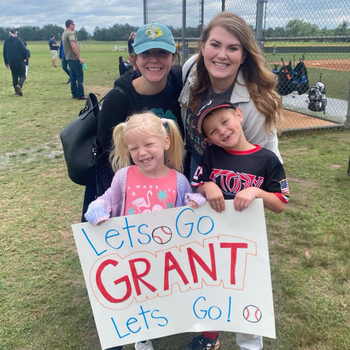 CyFairYeager's tweet photo. We spot some Yellowjackets buzzing around the baseball field! 🐝💛 https://t.co/rE8PMVVstl