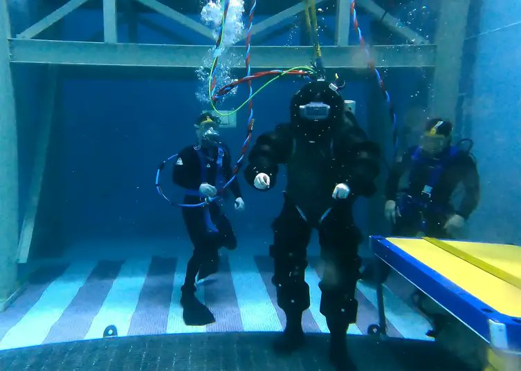 The #USNavy has developed a revolutionary #divesuit system that offers enhanced safety and flexibility for #deepseadivers. Learn more in our latest blog post. #Navy #DiveSuit #Innovation #USNavy #NavyDivers #NavyReadiness #NavyResearch