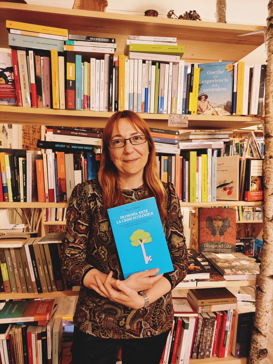 Naturallibres's tweet photo. Aquest vespre a #NaturaLlibres hem estrenat les #FiloTrobadesNL, un espai on generar pensament i crítica a través de la reflexió col·lectiva amb l’ajuda de pensadors contemporanis com @TafallaMarta i el seu llibre 'Filosofía ante la crisis ecológica'. Obrim fil-resum!  🧵🌱👇 https://t.co/ANjP5WnMOR