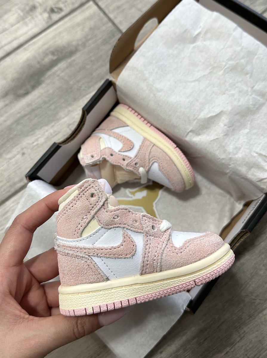 ___maariaa___'s tweet photo. baby sneakers melt my heart 🤍 https://t.co/g8nDgvapYt