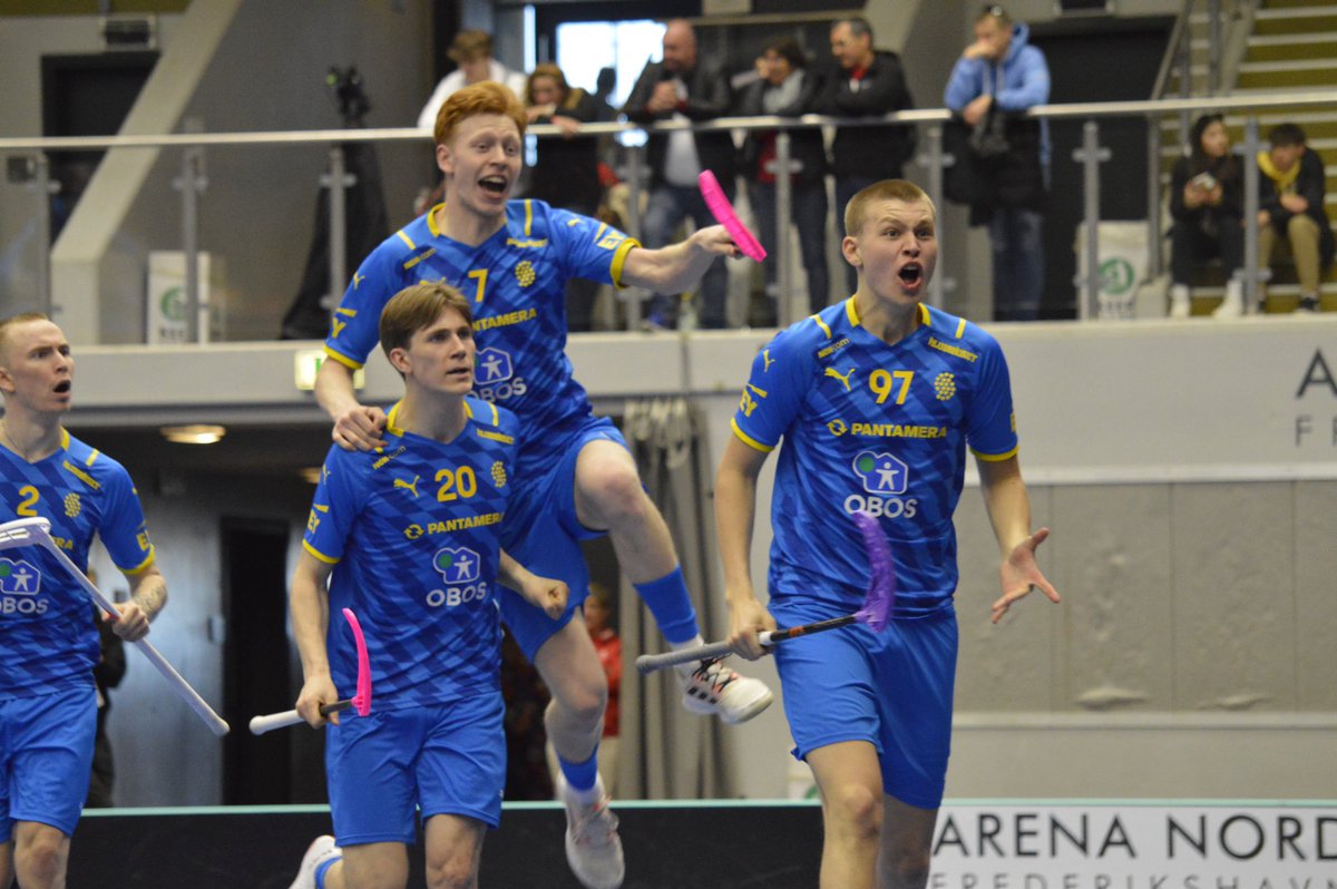 IFF_Floorball's tweet photo. Did someone say “final”? 🧐
🇸🇪 will play in the @u19wfc 2023 final against 🇨🇭🙌
They qualify to the final after a 12-10 win against 🇫🇮
Will they take home the gold after a 10-year gap? 👀
#floorball #u19wfc2022 #frameforthefuture #u19wfc @svenskinnebandy https://t.co/Jr8hfEbw3q
