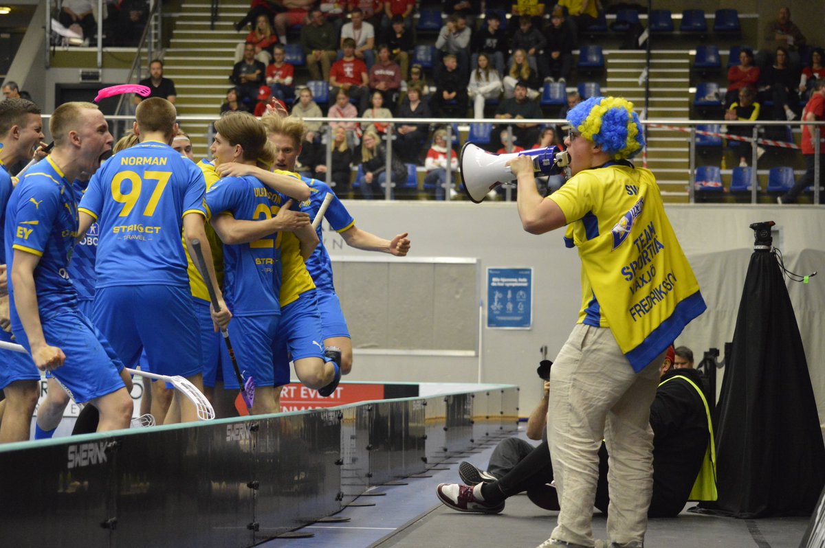 IFF_Floorball's tweet photo. Did someone say “final”? 🧐
🇸🇪 will play in the @u19wfc 2023 final against 🇨🇭🙌
They qualify to the final after a 12-10 win against 🇫🇮
Will they take home the gold after a 10-year gap? 👀
#floorball #u19wfc2022 #frameforthefuture #u19wfc @svenskinnebandy https://t.co/Jr8hfEbw3q