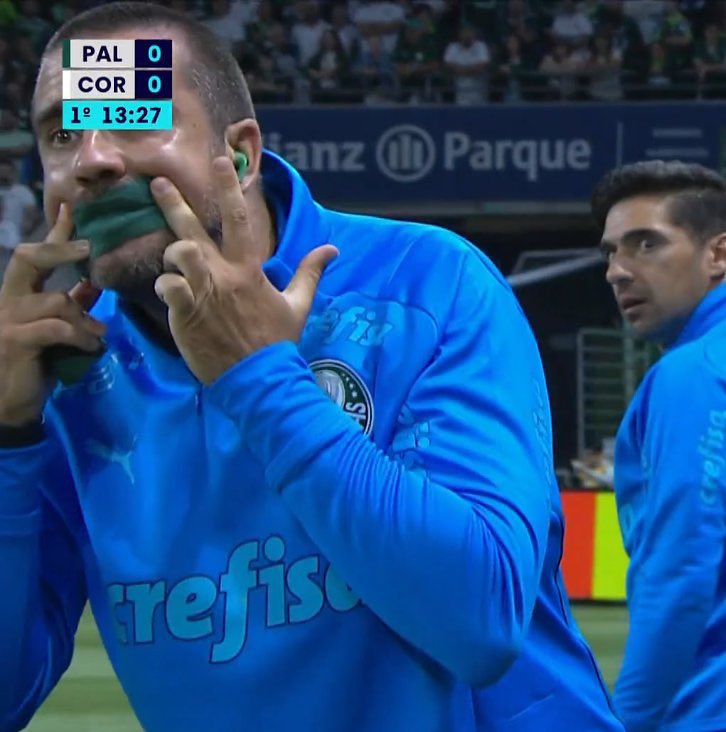 futebol_info's tweet photo. João Martins, auxiliar de Abel Ferreira, meteu um esparadrapo na boca para protestar contra a arbitragem.

📸 Reprodução/Premiere https://t.co/dSRRyGVjGW