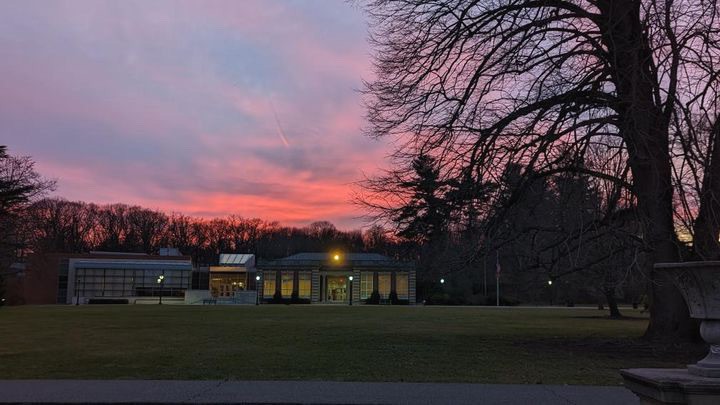 FDUWhatsNew's tweet photo. Every sunset is an opportunity to reset 😌
📸 Grace Fontoura
#myfdu #fairleighdickinsonuniversity #librarylawn #sunset #recharge #reset https://t.co/9FYuTMNeBl