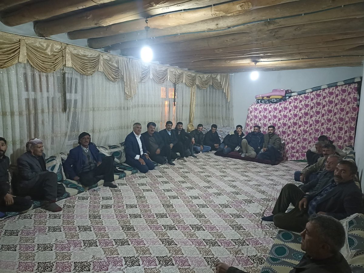 Bugün Altındere mahallesindeki hemşehrilerimizi ziyaret ettik. Gösterdikleri ilgi için çok teşekkür ederim.
Mücadelemiz sürüyor ve büyüyor. Hepinize söz, sömürü düzenine karşı emek mutlaka kazanacak. <a href="/CHPVAN_/">CHP Van İl Başkanlığı</a> <a href="/bedirhanogluvan/">Seracettin Bedirhanoğlu</a> @ErcanCicek65 <a href="/azizorek/">Aziz ÖREK</a> <a href="/herkesicinCHP/">CHP 🇹🇷</a> #SanaSöz