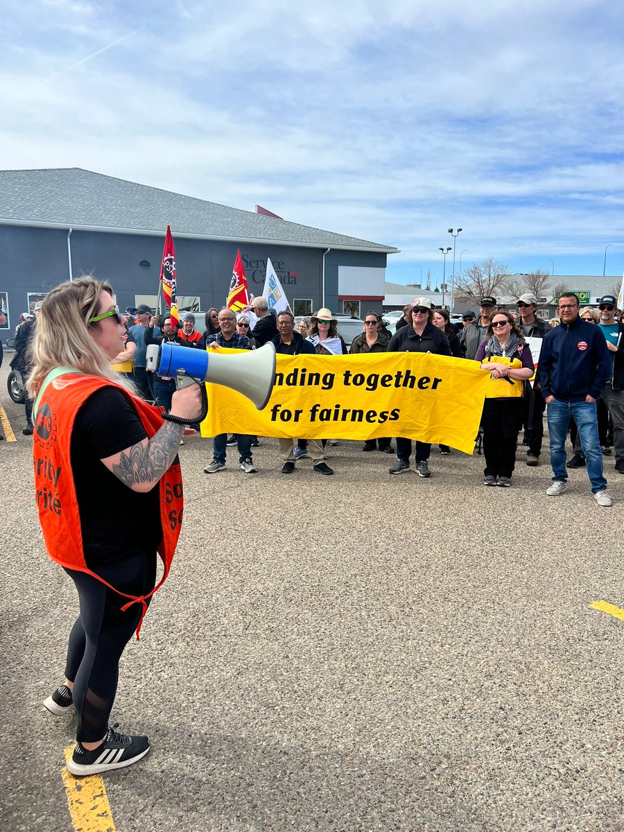 psacprairies's tweet photo. Lethbridge, AB Friday BBQ with special guests the Lethbridge Raging Grannies who sang a few tunes. #UnionPridePrairieWide #PSACStrike2023 https://t.co/C7eCQaUmKQ
