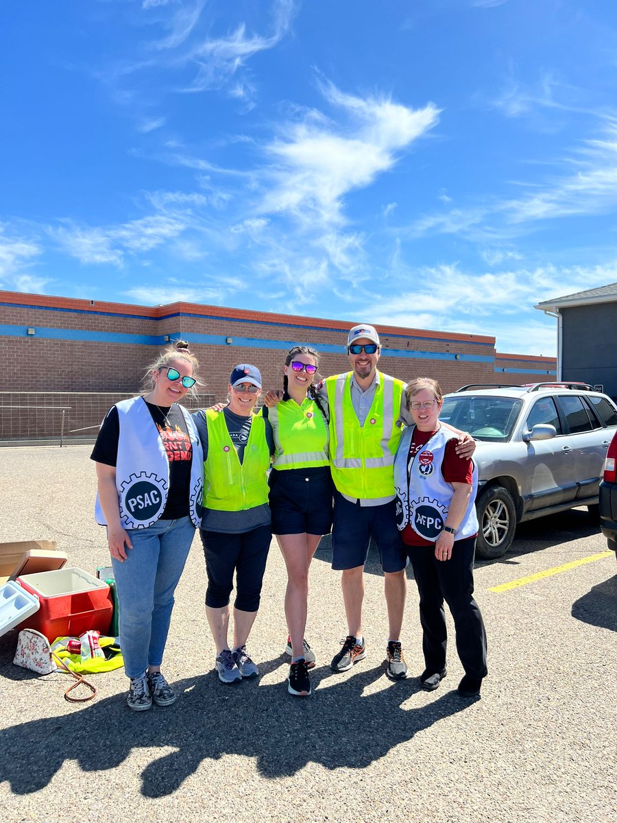 psacprairies's tweet photo. Lethbridge, AB Friday BBQ with special guests the Lethbridge Raging Grannies who sang a few tunes. #UnionPridePrairieWide #PSACStrike2023 https://t.co/C7eCQaUmKQ