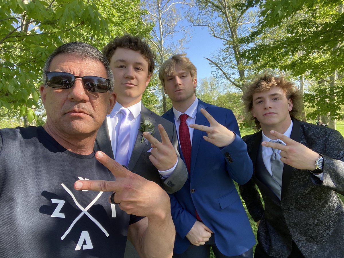 jcaupert's tweet image. #WaterlooBulldogs Senior 🏈 players rep’n #PromDay selfies with #JohnnyC! 

@EvanDav44 @iammaxmitchell @BryceReese5 @Football2Whs @WCUSD5Athletics @athletic_whs @republictimes @WHS_OrangeCrush