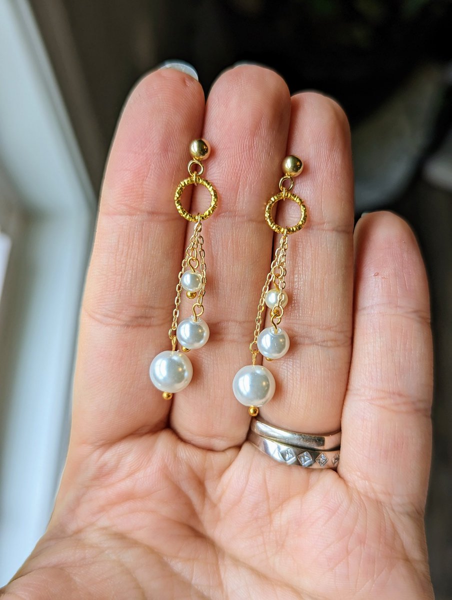 These beauties are off to their forever home. I tried for a more elegant design on this one, something to go with any outfit.

#earrings #pearl #gold #goldearrings #pearlearrings #elegantfashion #piercedearrings #studearrings #handmade #handmadejewelry