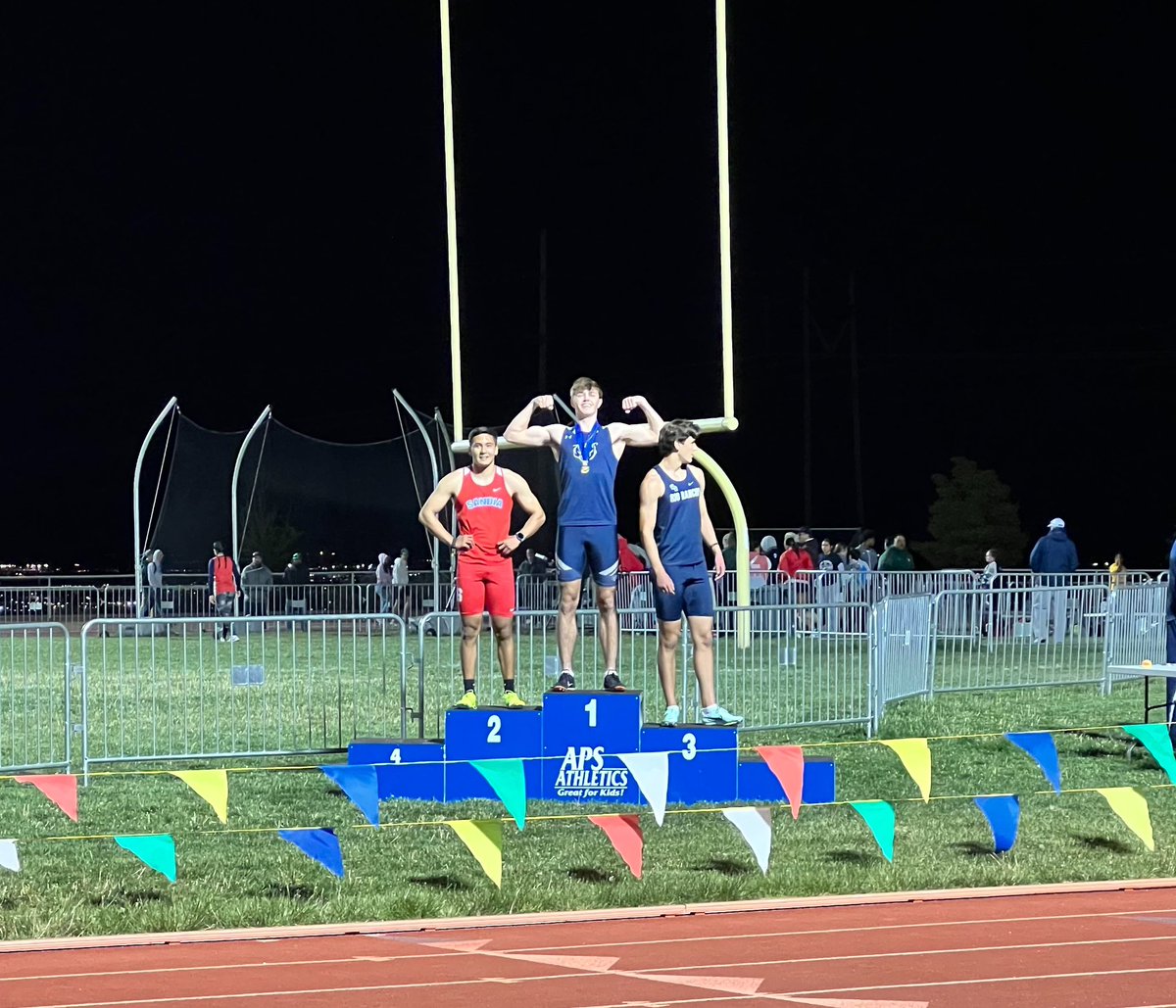 CruzMarkham's tweet photo. Metro Champ 200m Dash! PR 22.34! @LaCuevaFootball @coachvbears @NMMileSplit @505_podcast @PrepRedzoneNM https://t.co/WldDAVMJJ8