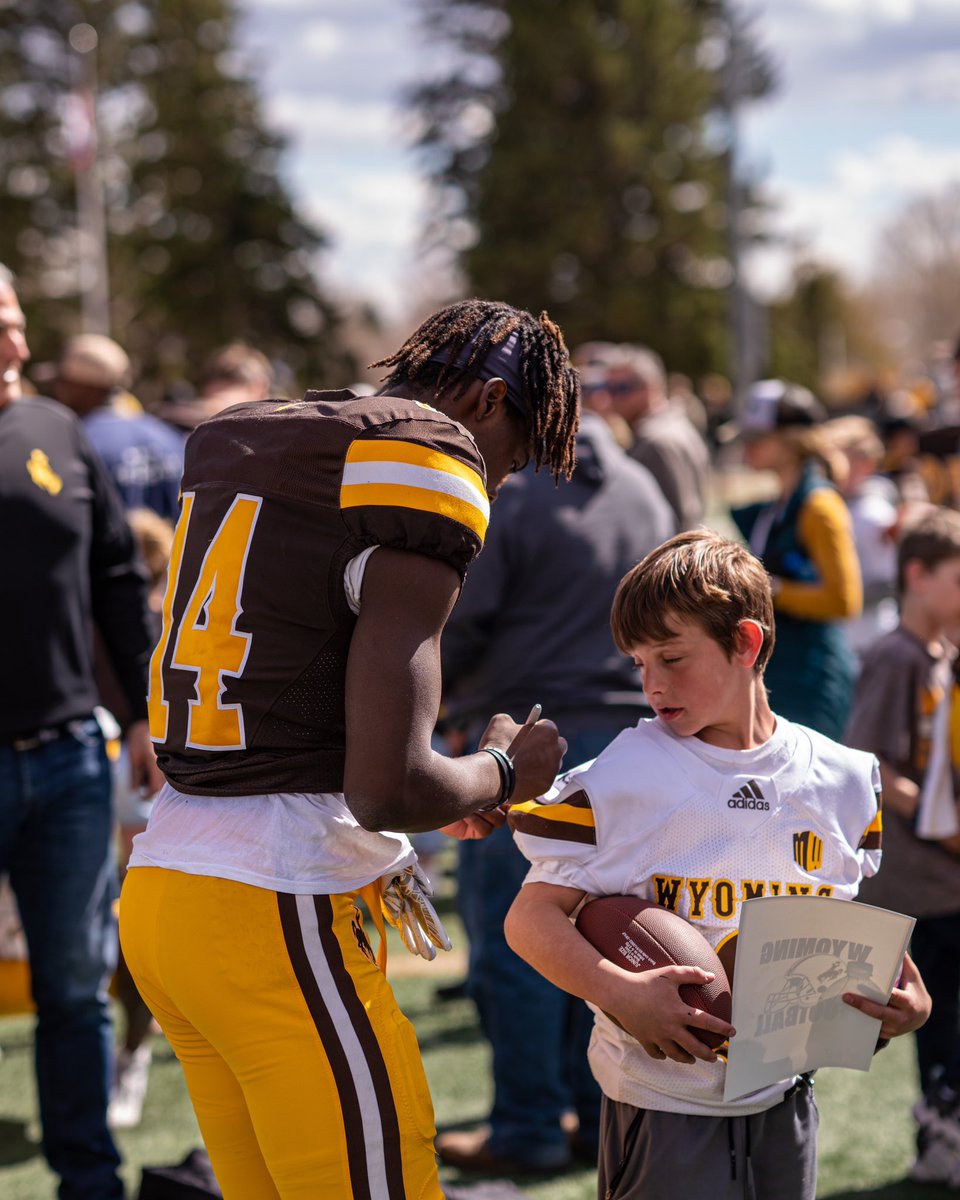 wyo_football's tweet photo. Got em. 

Ending the afternoon with a 🤠🏈 autograph session. https://t.co/EZ2dgbBtpO