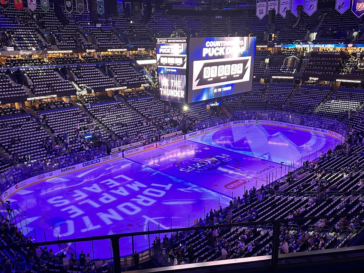 Got to the rink early to beat the storm, now I gotta sit here for an hour ‘til puck drop. Already walked around the concourse on both levels…
#GoBolts
#TORvsTBL