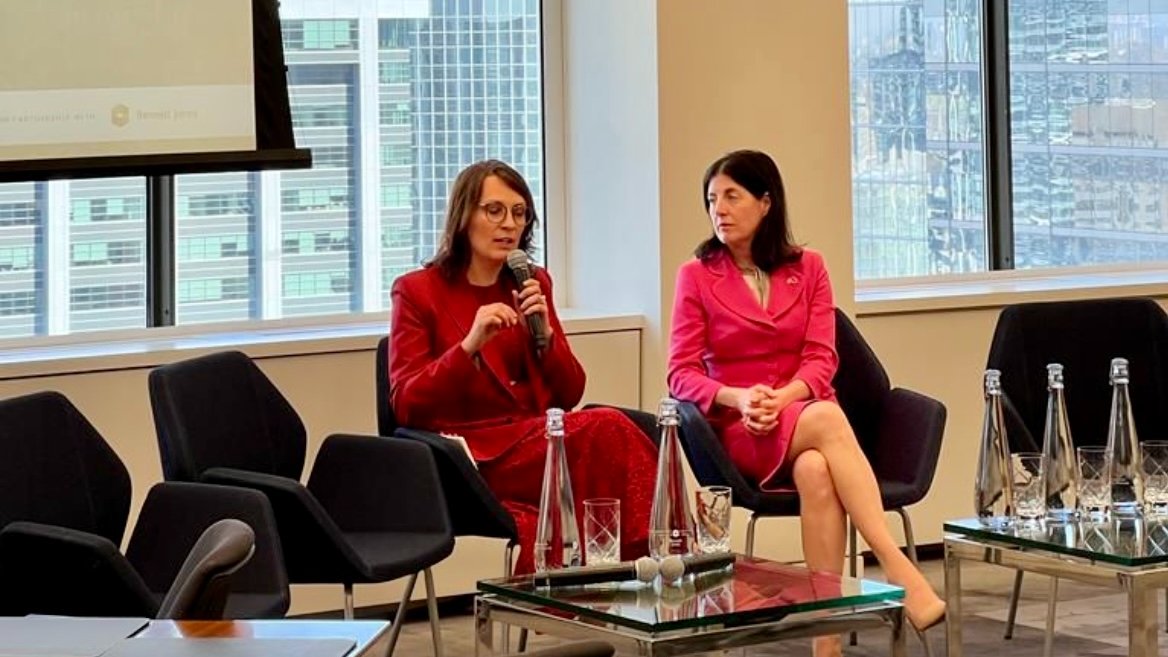 EUCCAN_'s tweet photo. ๐บ๐ฆ๐จ๐ฆ Ambassador of #Ukraine to Canada Yulia Kovaliv @kovaliv_y with #EUCCAN VP @CathyMurphy02 . The ambassador spoke on Ukraineโs โeconomic resistanceโ โ rebuilding Ukraine with new technologies, partners, and investments, & focusing on key exports. #EUCCANBusinessDay https://t.co/KCq06uUt04