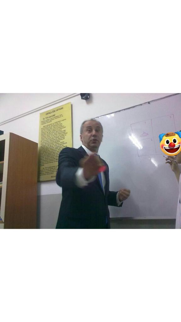 Cperitt's tweet photo. Bu herif bi gün ortaokuldayken ansızın bizim sınıfa girmişti. Bi arkadaşımızı tahtaya kaldırıp 'inek boku çiz, eşek boku çiz, şimdi köpek boku çiz falan diyip tahtada gördüğünüz kutucukları doldurtmuştu+ https://t.co/3rwV4JkRzf