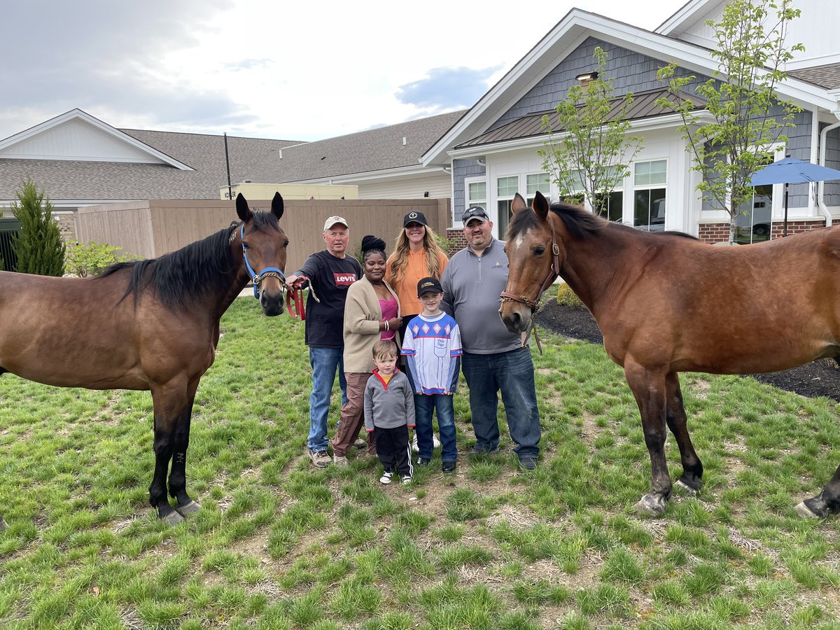 Today they brought retired racehorse Starry Night Star to meet the residents and were joined by trainer/driver Hugh “Sandy” Beatty &amp; current 7yo racehorse I Like Pete.