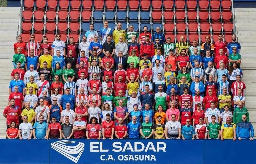 Patxi Crespo ha estado en la reunión que se ha dado en el estadio del SADAR con todos los clubes convenidos de @caosasuna 

Un placer formar parte de esta gran familia.

✨Muchísima Suerte este próximo sábado✨

🔴🔵¡¡¡Vamos ROJILLOS!!!🔵🔴